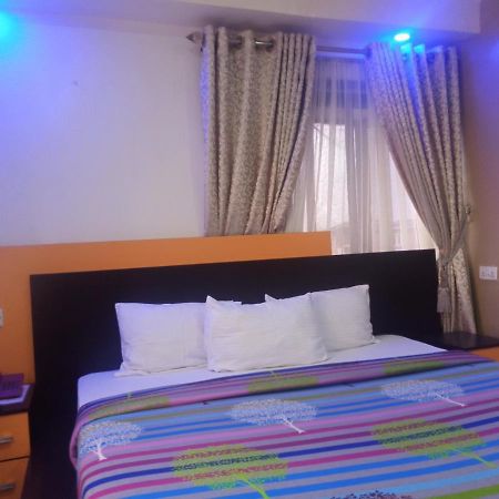 איקג'ה Alluring View Hotel - Toyin Sreet מראה חיצוני תמונה