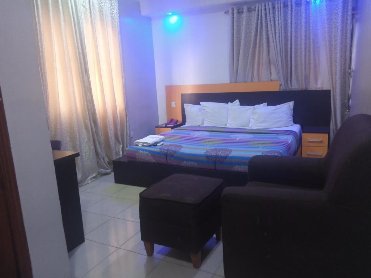 איקג'ה Alluring View Hotel - Toyin Sreet מראה חיצוני תמונה