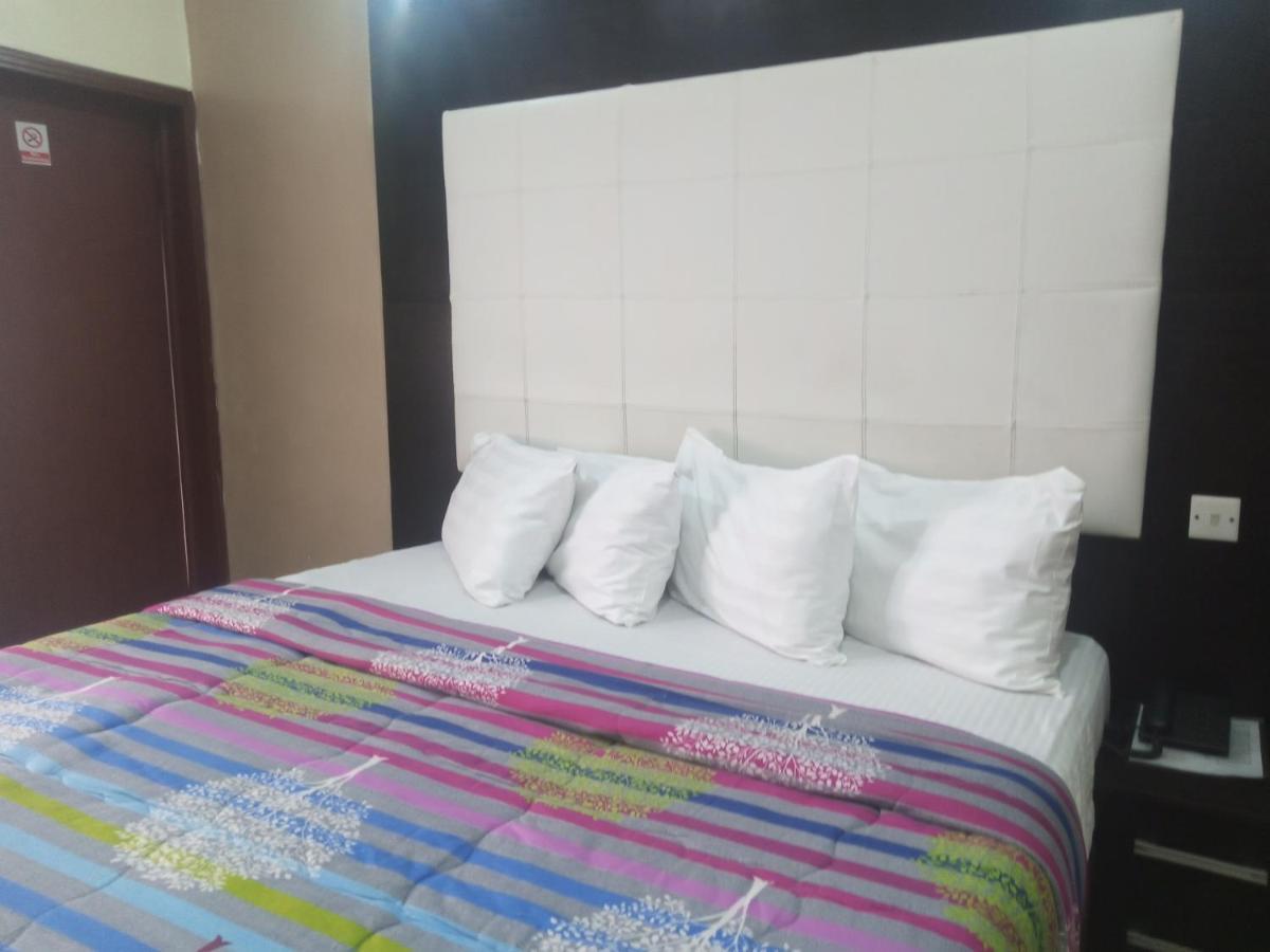 איקג'ה Alluring View Hotel - Toyin Sreet מראה חיצוני תמונה