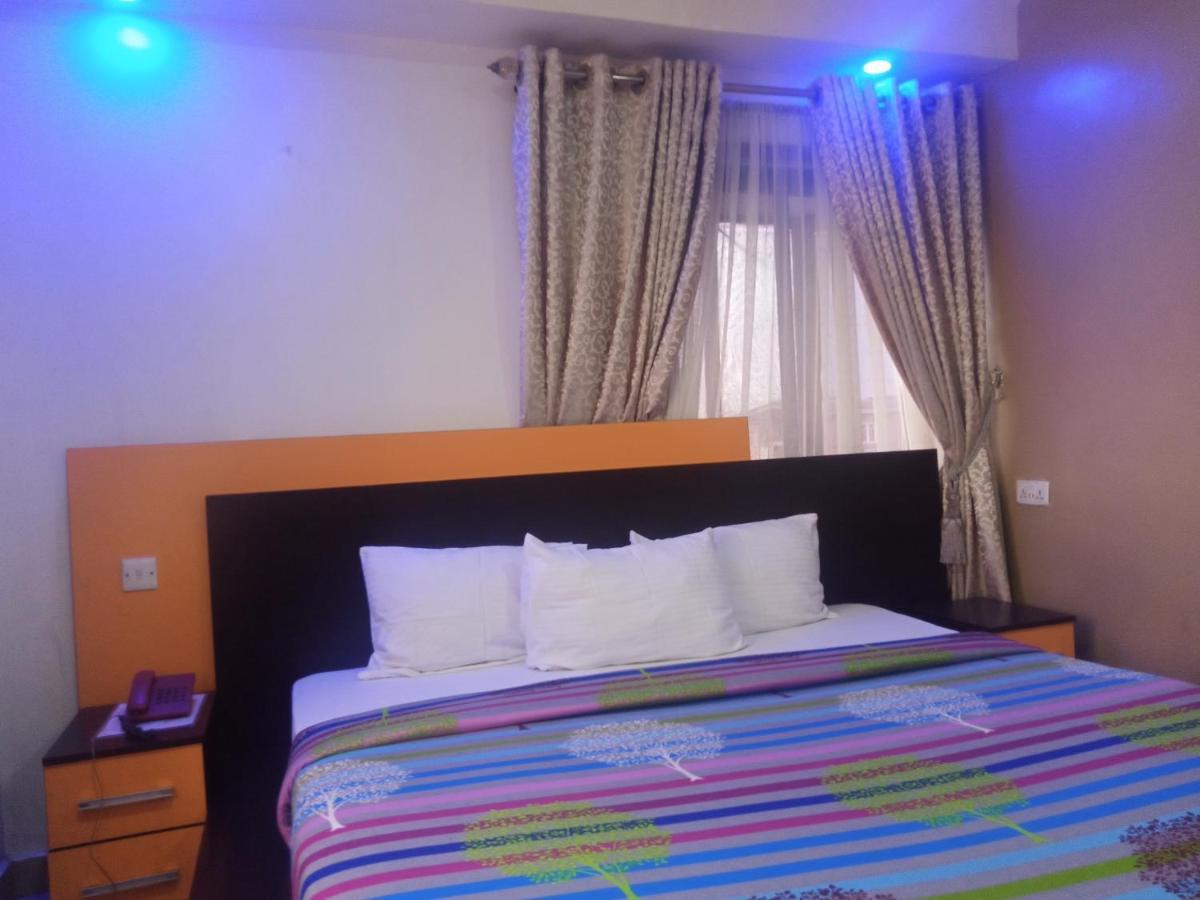 איקג'ה Alluring View Hotel - Toyin Sreet מראה חיצוני תמונה
