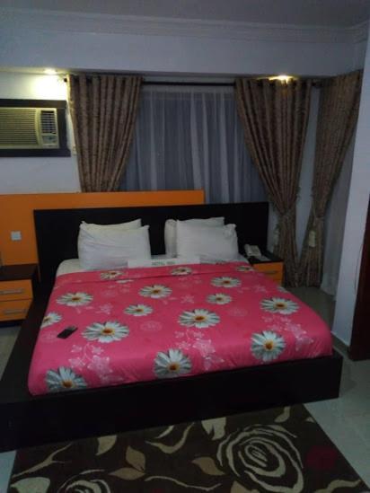 איקג'ה Alluring View Hotel - Toyin Sreet מראה חיצוני תמונה