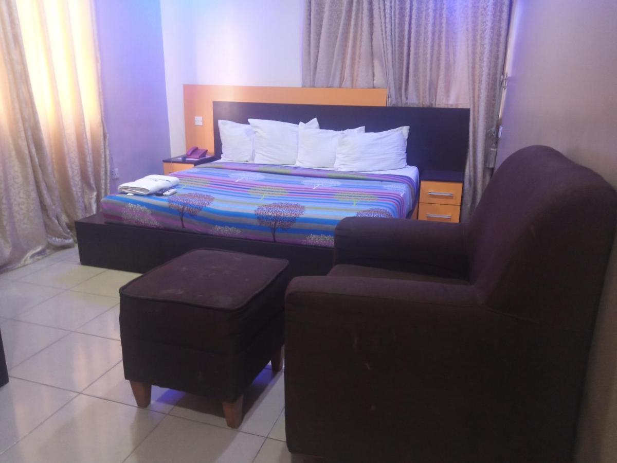 איקג'ה Alluring View Hotel - Toyin Sreet מראה חיצוני תמונה