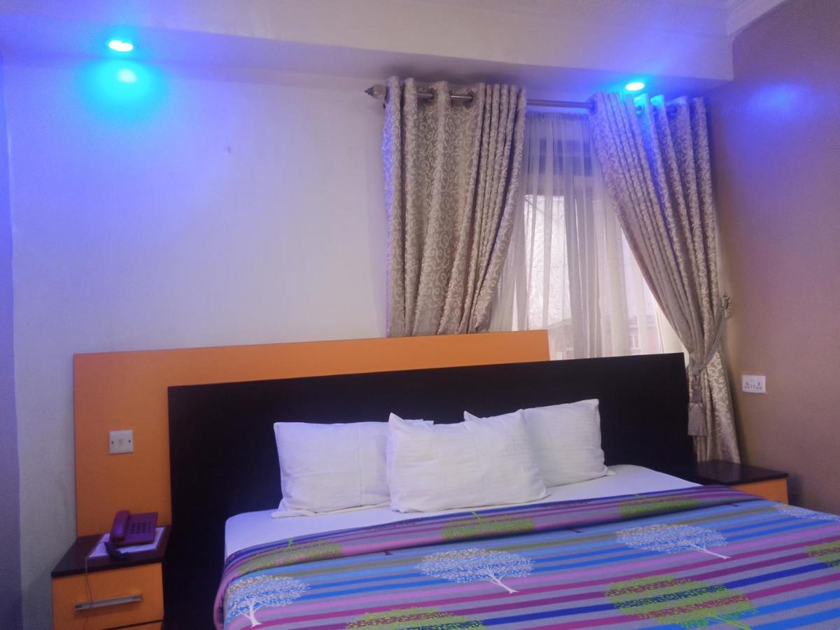 איקג'ה Alluring View Hotel - Toyin Sreet מראה חיצוני תמונה